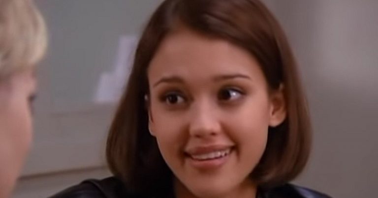 '90210' Director Responds to Jessica Alba's No Eye Contact Claim