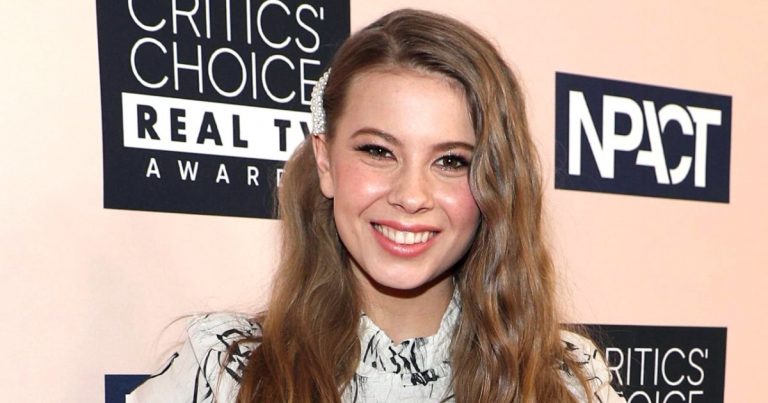 Pregnant Bindi Irwin Shares 1st Baby Bump Pic, Says Baby Girl Is 'Energetic'