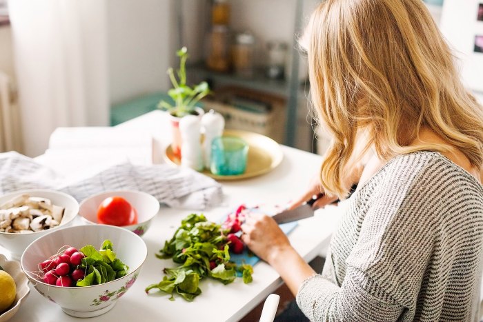 noom-woman-cooking-at-home