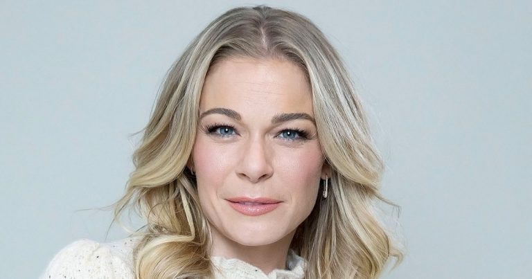 LeAnn Rimes Poses Nude After Psoriasis Returns for 1st Time in 16 Years