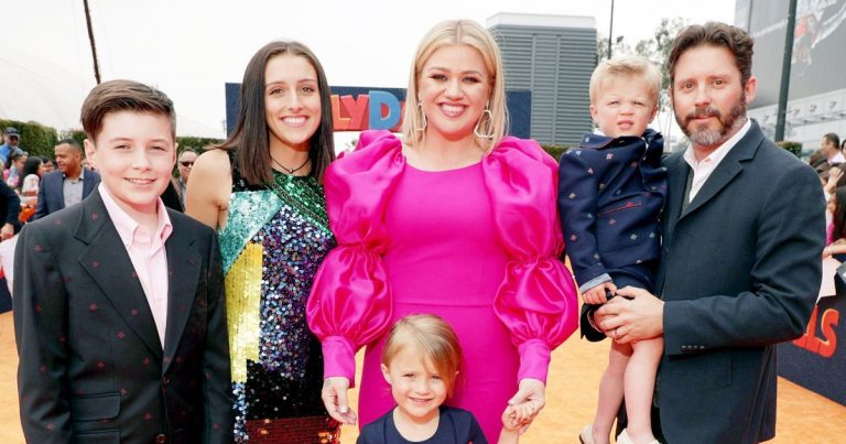 Kelly Clarkson's Kids Have Had 'a Lot of Help' From Therapists Amid Divorce