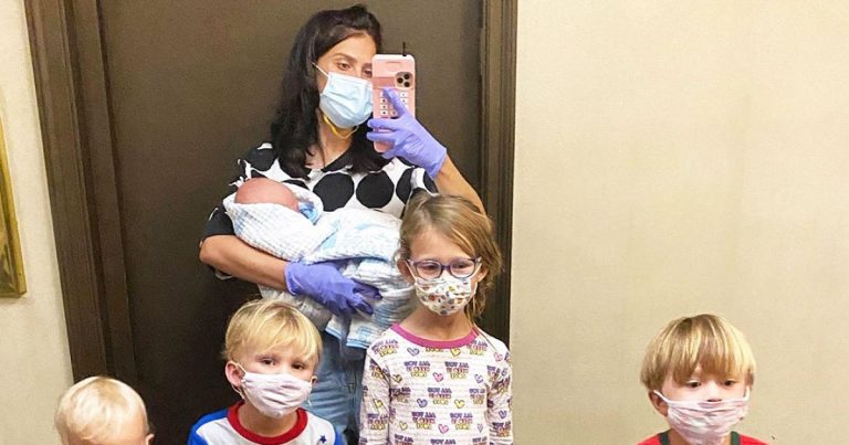 Mirror Selfie! See Hilaria and Alec Baldwin’s Family Pics With 5 Kids