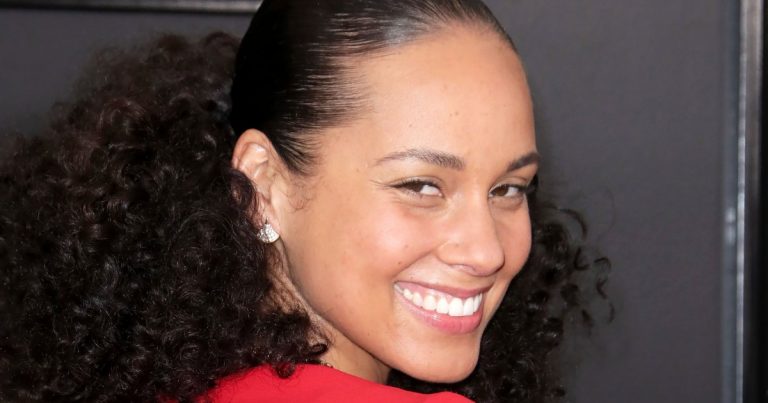 Alicia Keys on Why She Stopped Wearing Makeup: 'I Became Addicted to It'