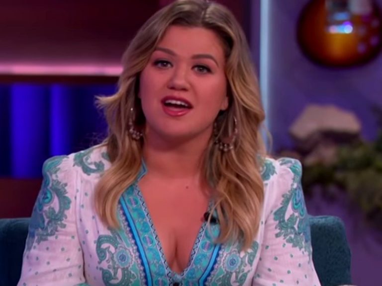 Kelly Clarkson Wore A Zimmermann Paisley Dress And Covered Wynonna’s ‘No One Else On Earth’ — Watch The Video