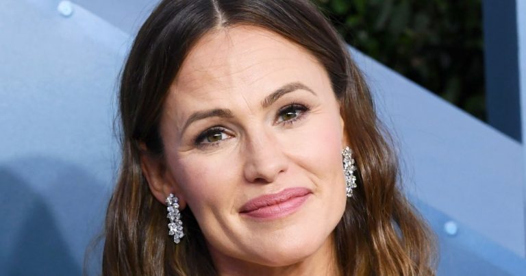 Jennifer Garner Jokes About Her $8 School Picture Haircut