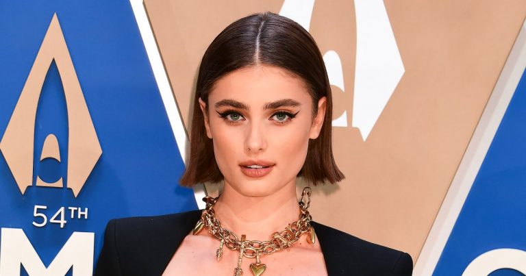 All the Details on Taylor Hill's '90s-Inspired CMA Awards Hairstyle