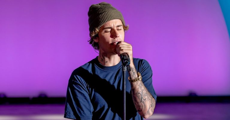 Justin Bieber Opens the American Music Awards With Shawn Mendes