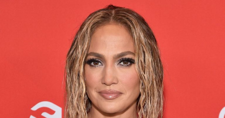 Jennifer Lopez Glows Makeup-Free the Morning After the AMAs