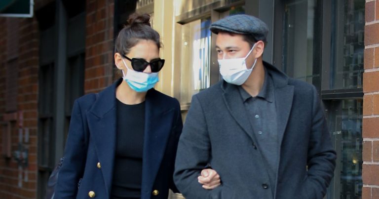 Channel Katie Holmes’ Disposable Face Mask Style for Just Over 20 Cents