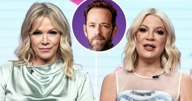 Jennie Garth, Tori Spelling Struggle With Luke's Death as They Watch '90210'