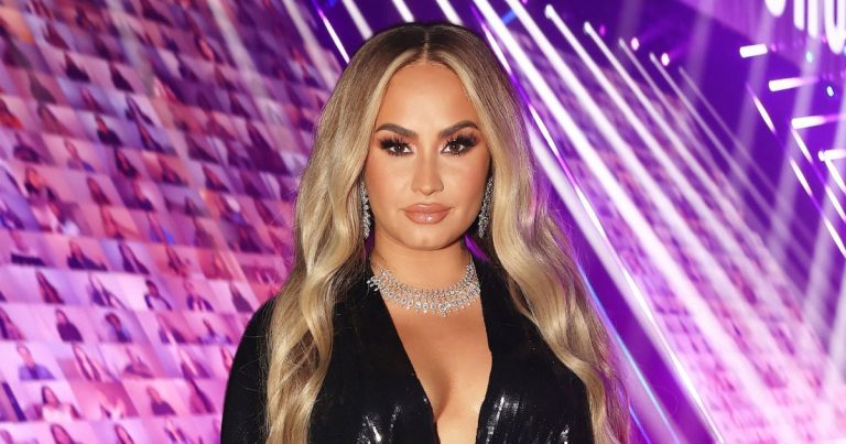 Demi Lovato Changed Into a Blonde Wig During the People's Choice Awards!