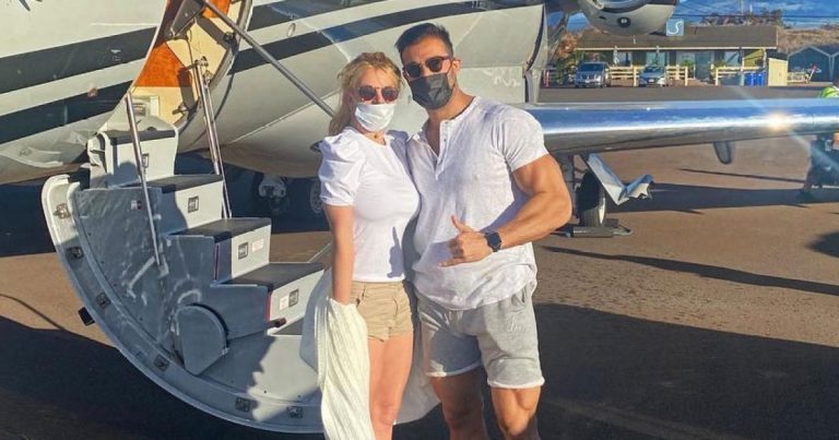 Britney Spears Jets to Hawaii for Early Birthday Trip With Sam Asghari: Pics