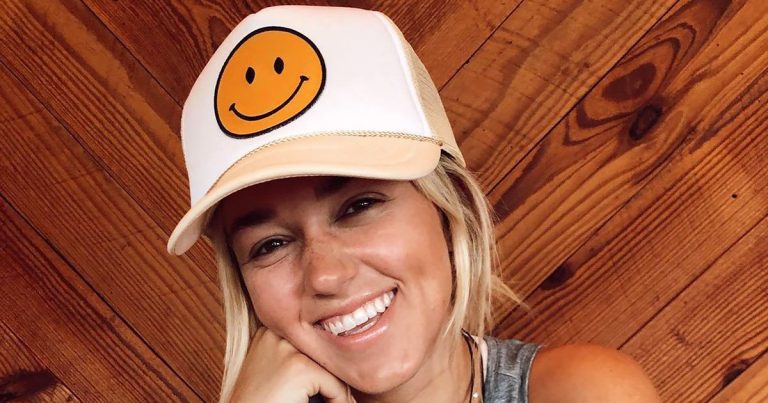 Pregnant Sadie Robertson Shows 17-Week Baby Bump in Bathing Suit: 'in Awe'