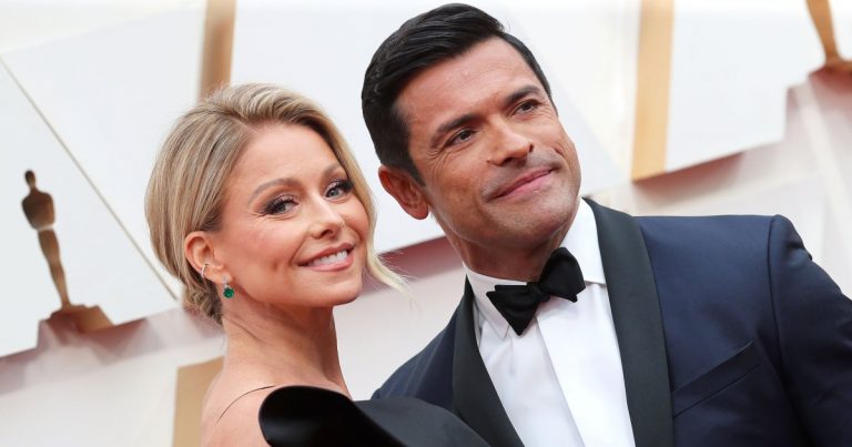 Loving Her Man! Kelly Ripa Has a Shirtless Mark Consuelos Pillow