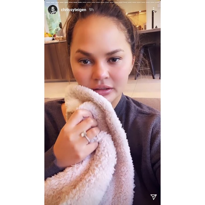 chrissy-teigen-barefoot-dreams-blanket