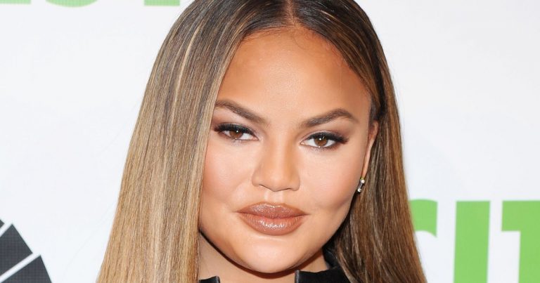 Chrissy Teigen Showers for 1st Time Since Pregnancy Loss: Feeling 'Good'