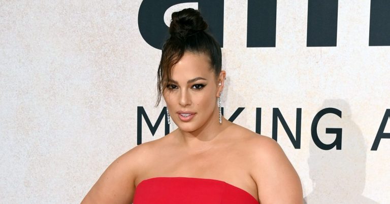 Hot Girl! Ashley Graham Serves Up 'Modeling Mama Moment' in Corset Top