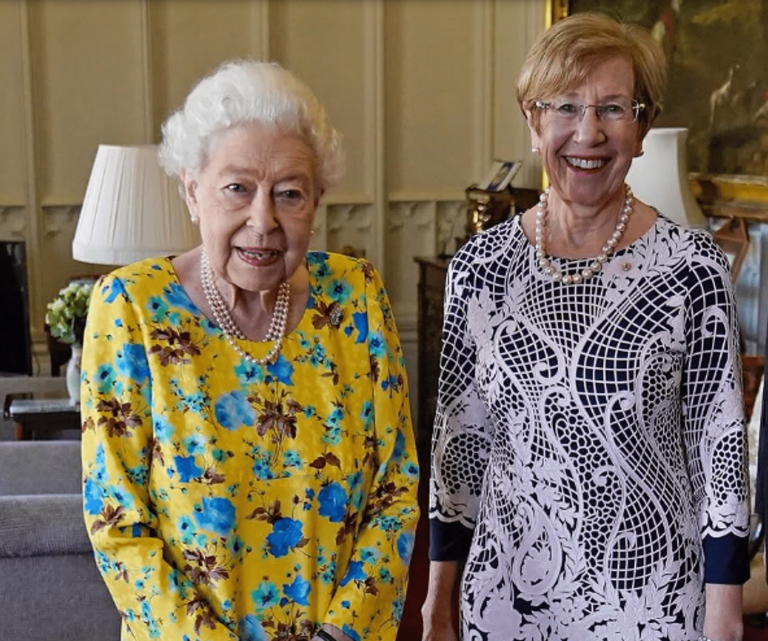 Queen Elizabeth II appeared in public without a cane for the first time in a long time