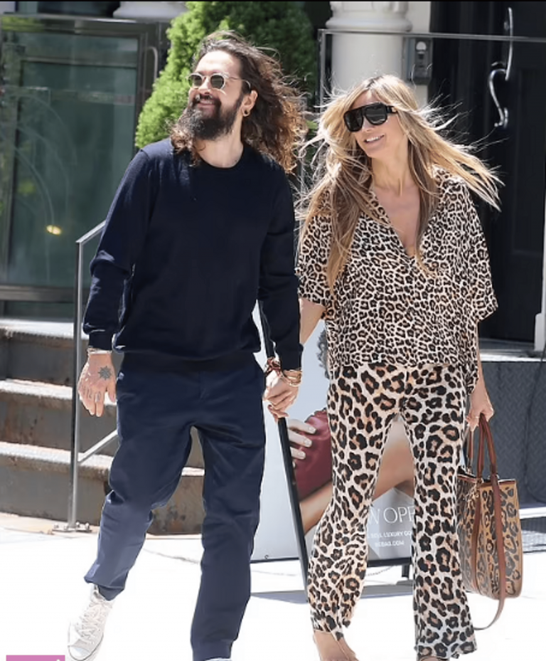 Supermodel Heidi Klum in a ‘predatory’ total bow, walked with her husband in New York