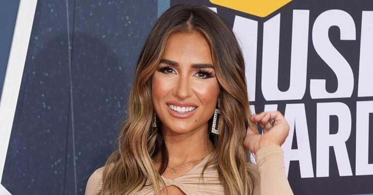 Jessie James Decker’s Family Breakdown: Sister Sydney, Brother John, More