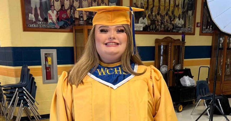 Alana 'Honey Boo Boo' Thompson Is All Grown Up In Her Senior Class Photos